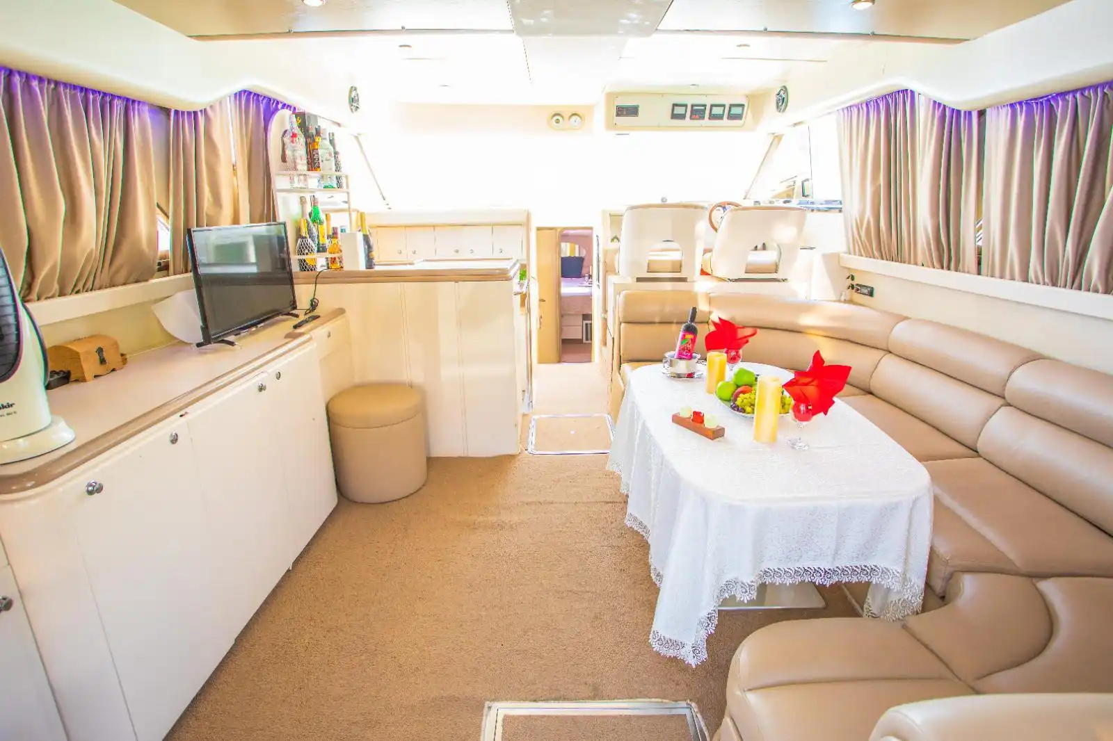 YACHT VOYAGER
